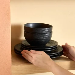 Karaca Solem Embossed 18-teiliges Steinzeug-Tafelservice für 6 Personen, Schwarz