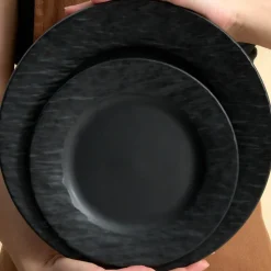 Karaca Solem Embossed 18-teiliges Steinzeug-Tafelservice für 6 Personen, Schwarz