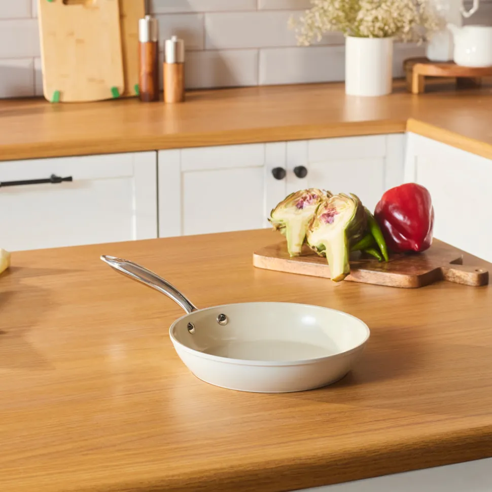 Karaca Swiss Crystal Almond Cream Pfanne mit Edelstahlgriff 22 cm