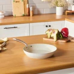 Karaca Swiss Crystal Almond Cream Pfanne mit Edelstahlgriff 32 cm