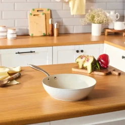 Karaca Swiss Crystal Almond Cream Wokpfanne mit Griff 28 cm