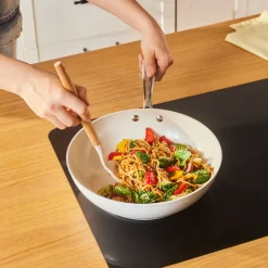 Karaca Swiss Crystal Almond Cream Wokpfanne mit Griff 28 cm