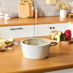 Karaca Swiss Crystal Almond Cream Kasserolle mit Edelstahlgriff 24 cm