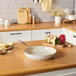 Karaca Swiss Crystal Almond Cream Pfanne mit Edelstahlgriff 30 cm