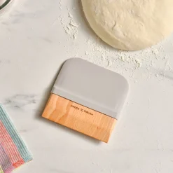 Karaca X Refika Gadgets Beidseitiger Holz-Teigschaber