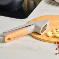 Karaca x Refika Gadgets Knoblauchpresse mit Holzgriff