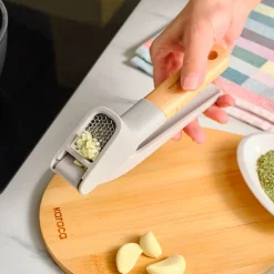 Karaca x Refika Gadgets Knoblauchpresse mit Holzgriff