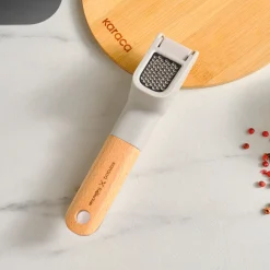 Karaca x Refika Gadgets Knoblauchpresse mit Holzgriff