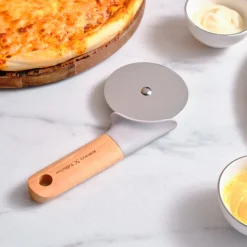 Karaca x Refika Gadgets Pizzaschneider mit Holzgriff