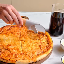 Karaca x Refika Gadgets Pizzaschneider mit Holzgriff