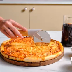 Karaca x Refika Gadgets Pizzaschneider mit Holzgriff