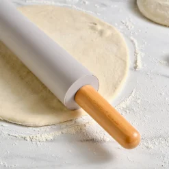 Karaca x Refika Gadgets Silikon-Teigrolle mit Holzgriff