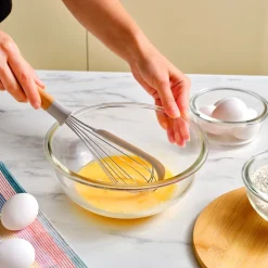 Karaca x Refika Gadgets Schneebesen mit Holzgriff und Silikon-Schaber