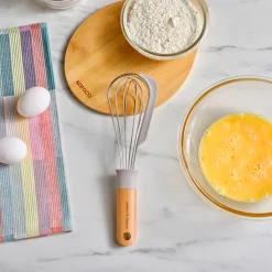 Karaca x Refika Gadgets Schneebesen mit Holzgriff und Silikon-Schaber