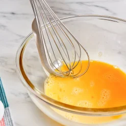 Karaca x Refika Gadgets Schneebesen mit Holzgriff und Silikon-Schaber