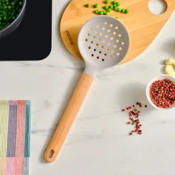 Karaca x Refika Gadgets Silikon-Schaumlöffel mit Holzgriff